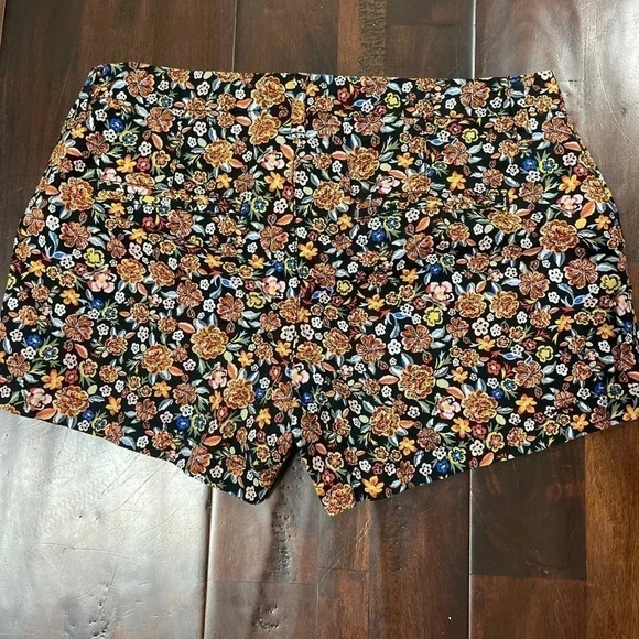Old Navy Women’s Short‎ Size 4 Floral Design - Picture 3 of 4